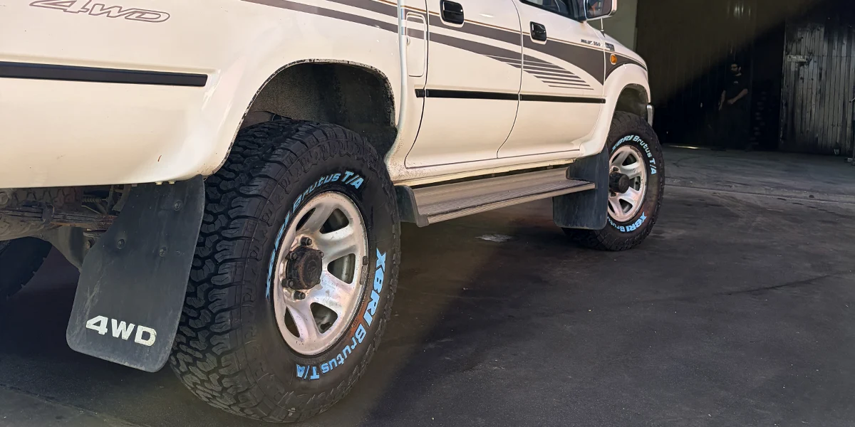 Camioneta 4x4 con neumáticos all terrain colocados en el taller de Pelletti Neumáticos